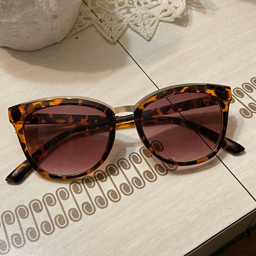 Oscar De La Renta Tortoise and gold women’s sunglasses